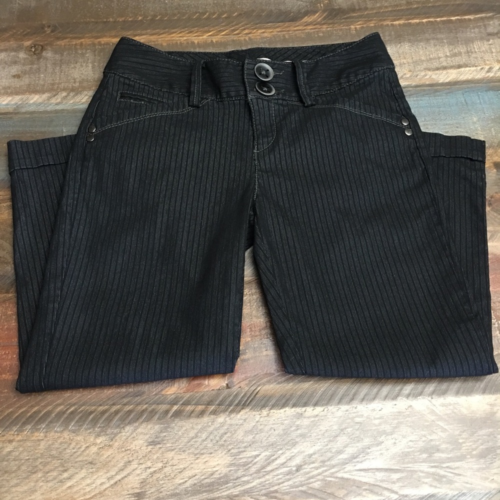 DKNY LIKE NEW CAPRI JEANS